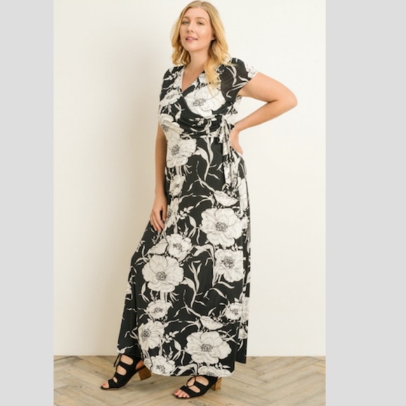 Gilli Dresses & Skirts - GILLI Plus Size Bold Floral Maxi Dress NWT